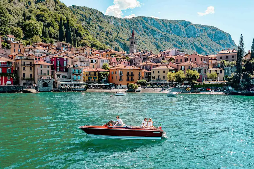 Una lancha privada frente a los pueblos del lago de Como
