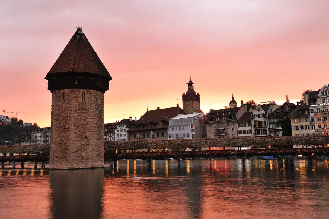 El puente de la Capilla y la torre del agua de Lucerna al atardecer