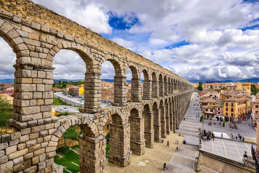 El acueducto romano de Segovia junto al casco histórico